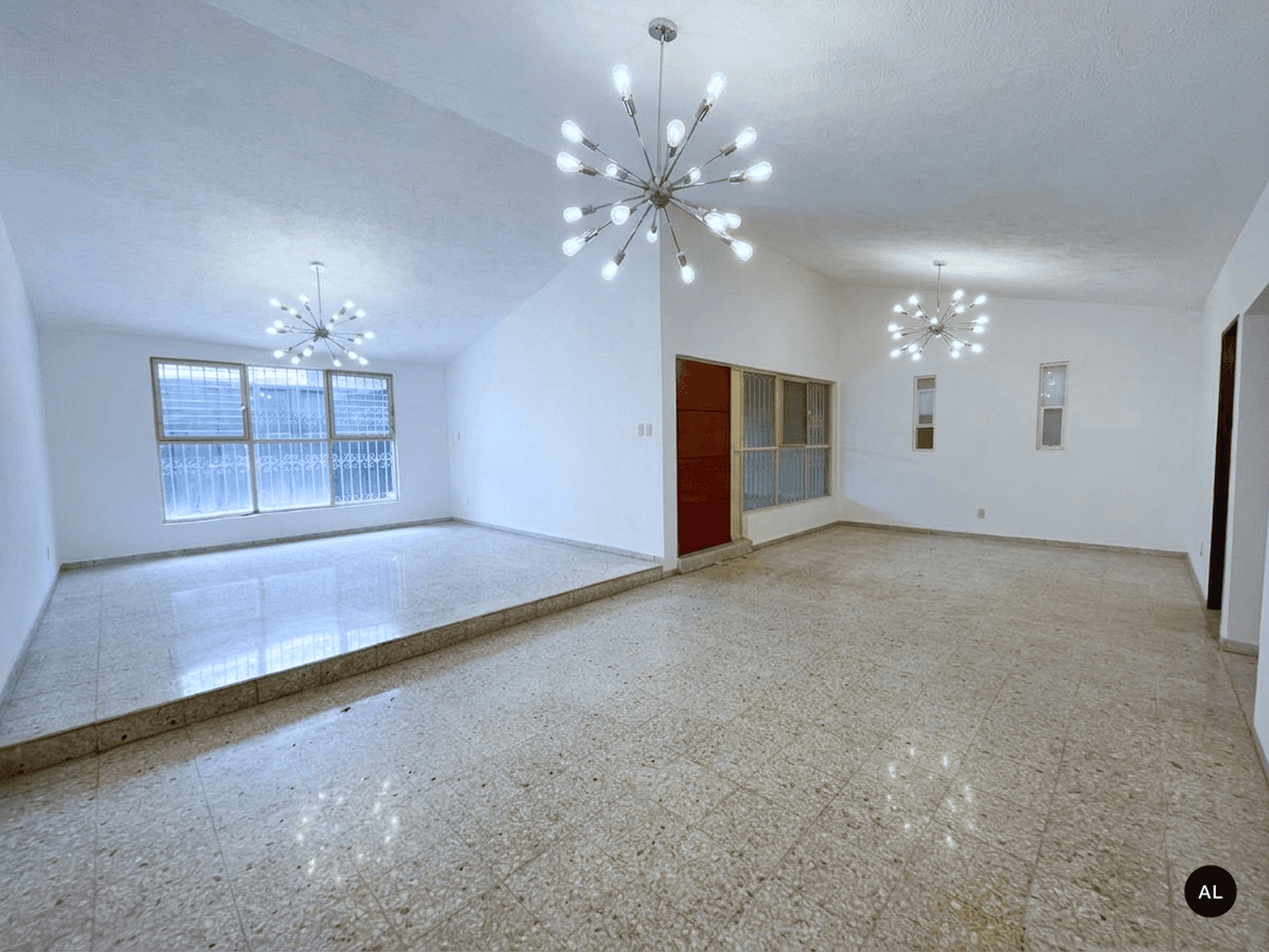 Sala principal amplia, lista para recepción u oficina