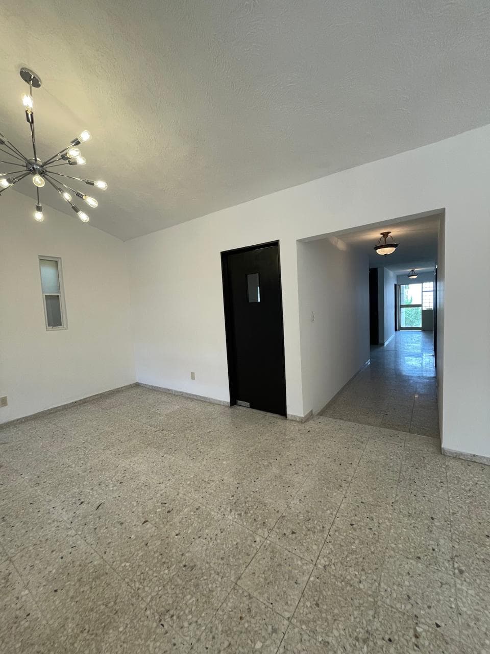 Ángulo alterno de la sala con entrada de luz